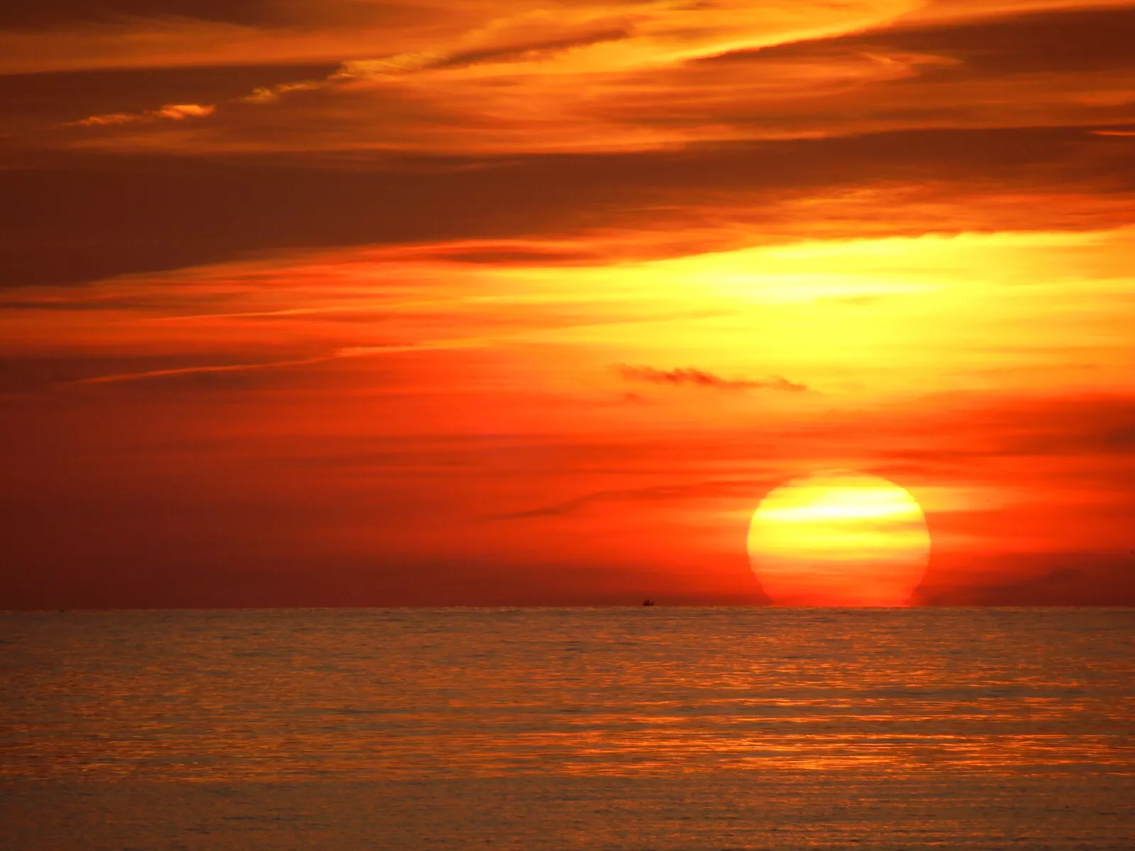 Barquito en el ocaso